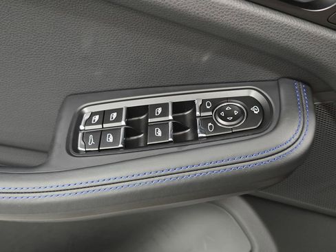 Certified 2025 Porsche Macan AWD/4WD image 24