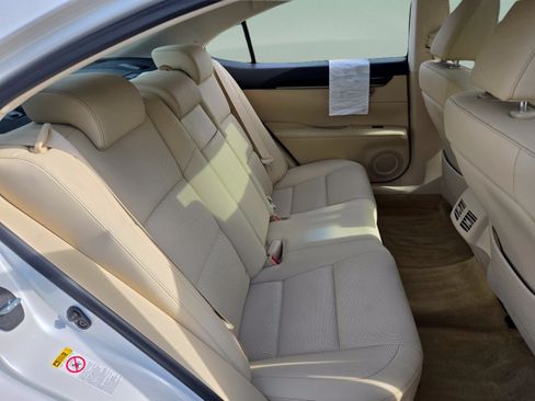 Used 2014 Lexus ES 350 w/ Premium Package FWD image 29