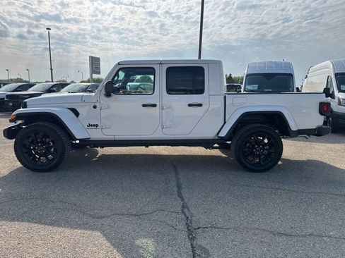 New 2025 Jeep Gladiator Nighthawk image 32