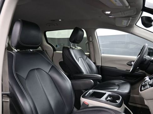 Used 2024 Chrysler Pacifica Select image 24