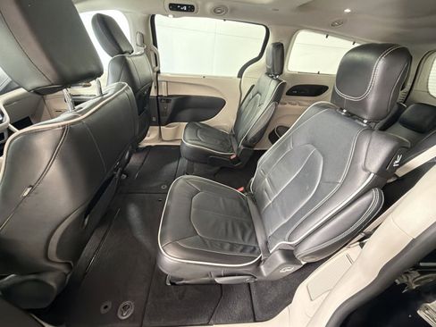 Used 2022 Chrysler Pacifica Limited image 25