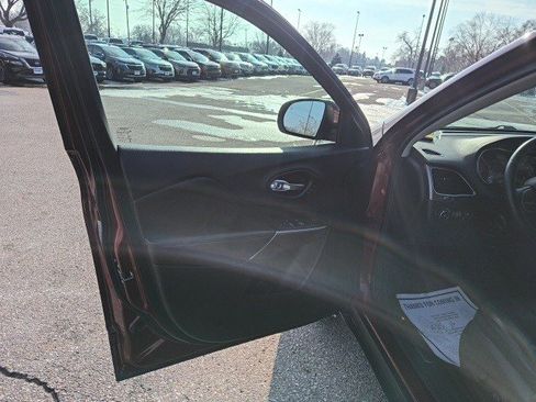 Used 2019 Jeep Cherokee Limited image 10