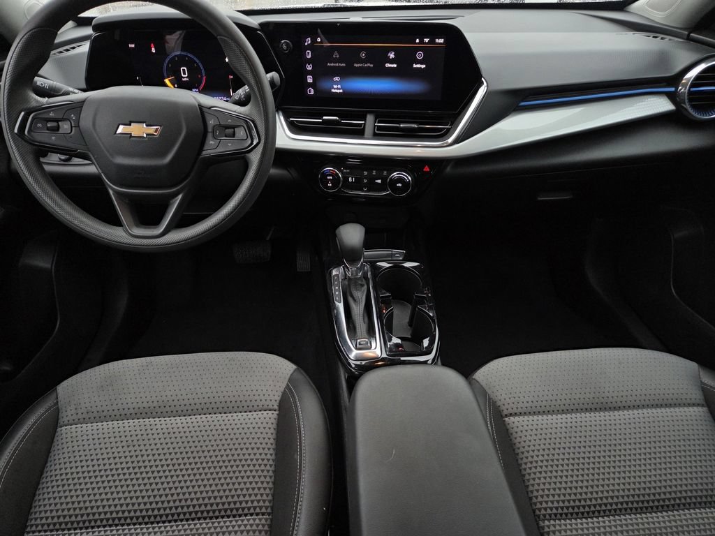 Used 2025 Chevrolet Trax LT FWD image 8
