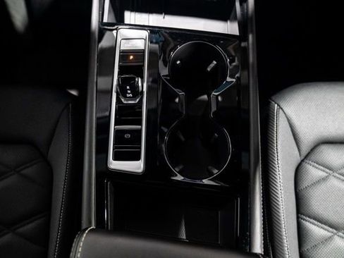 Used 2025 Volkswagen Atlas Cross Sport SE image 18