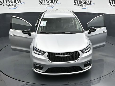 Used 2024 Chrysler Pacifica Touring-L FWD image 37