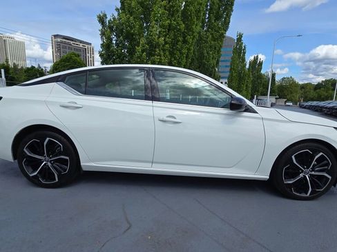 Used 2024 Nissan Altima 2.5 SR FWD image 2