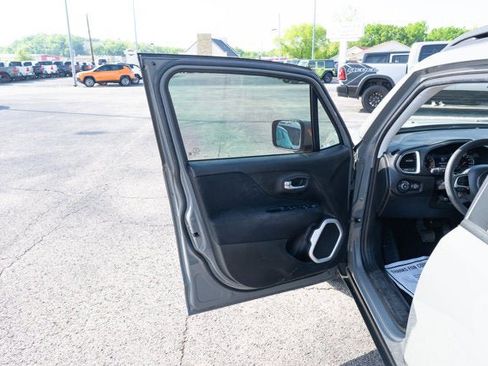 Used 2020 Jeep Renegade Latitude w/ UConnect 8.4 Nav Group image 10