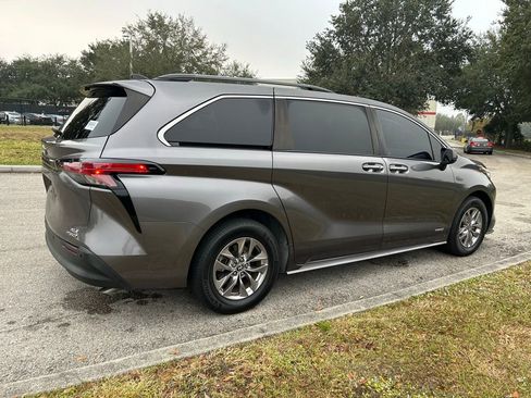 Used 2021 Toyota Sienna XLE image 5