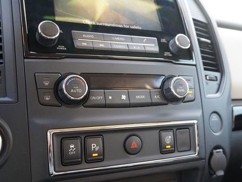 Used 2024 Nissan Titan SV w/ SV Convenience Package image 35