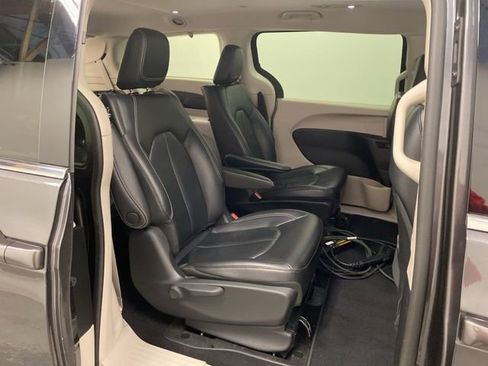 Used 2022 Chrysler Pacifica Touring-L image 27