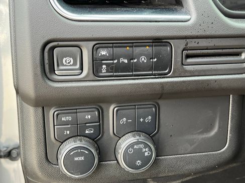 Used 2024 Chevrolet Suburban LT image 30