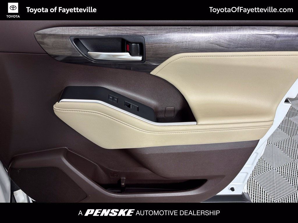 Used 2021 Toyota Highlander Limited FWD image 10