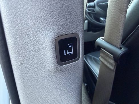 Used 2022 Chrysler Pacifica Limited FWD image 31