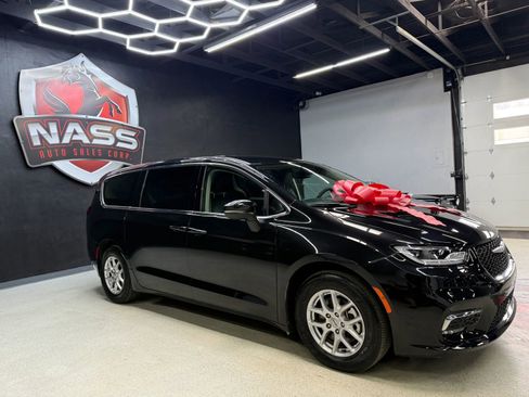 Used 2023 Chrysler Pacifica Touring-L image 9