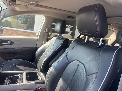Used 2023 Chrysler Pacifica Limited FWD image 3