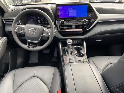 Used 2026 Toyota Highlander Platinum image 11