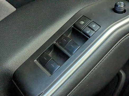 Used 2024 Toyota Highlander LE FWD image 12