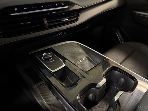 Used 2025 Buick Enclave Sport Touring image 18