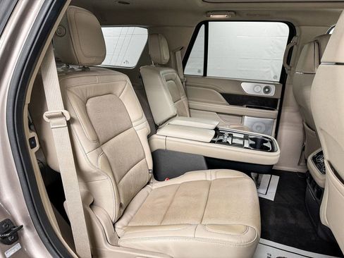 Used 2018 Lincoln Navigator Reserve w/ Technology Package AWD/4WD image 12