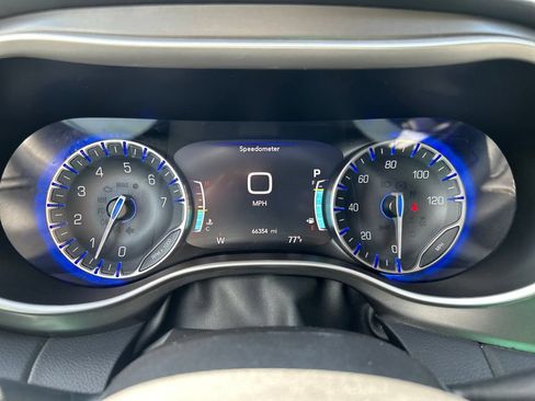 Used 2023 Chrysler Pacifica Touring-L FWD image 24