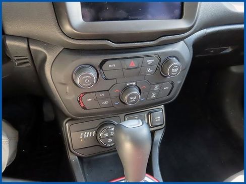 Certified 2022 Jeep Renegade Trailhawk AWD/4WD image 16