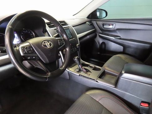 Used 2015 Toyota Camry SE image 4