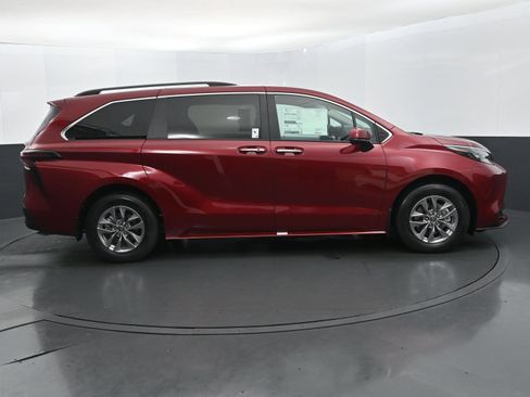 Used 2026 Toyota Sienna XLE FWD image 6