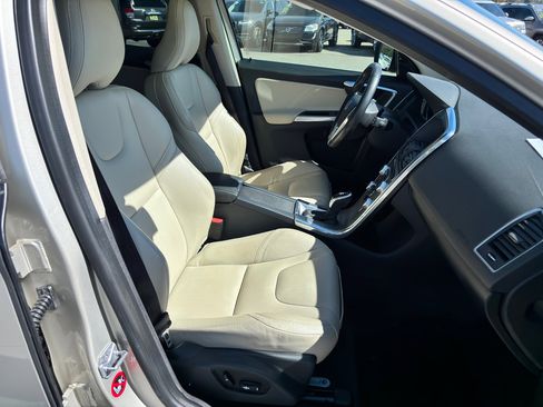 Used 2017 Volvo XC60 T6 Dynamic w/ Preferred Option Package image 25