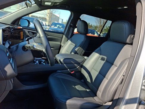 Used 2025 Chevrolet Traverse LT image 24