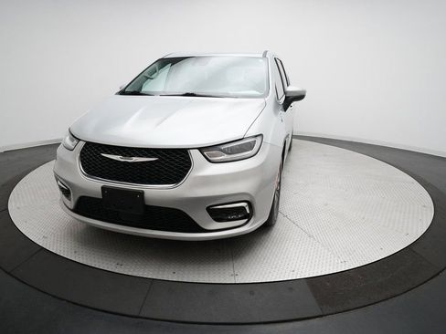 Used 2023 Chrysler Pacifica Touring-L image 34