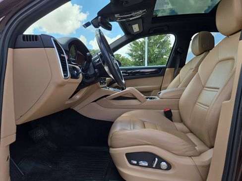 Used 2021 Porsche Cayenne AWD/4WD image 16