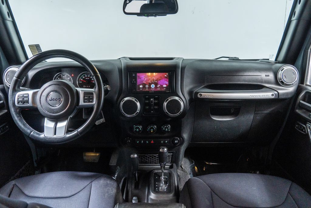 Used 2015 Jeep Wrangler Unlimited Rubicon AWD/4WD image 17