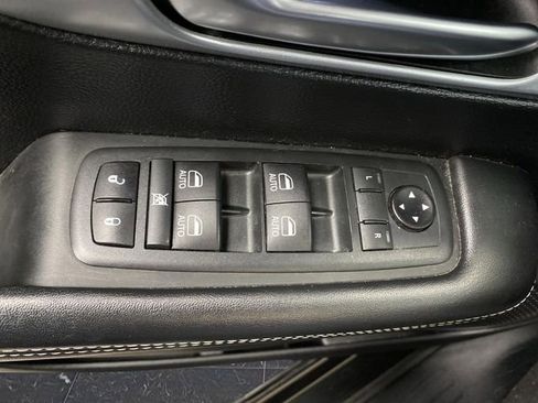 Used 2020 Chrysler Pacifica Touring-L Plus image 29