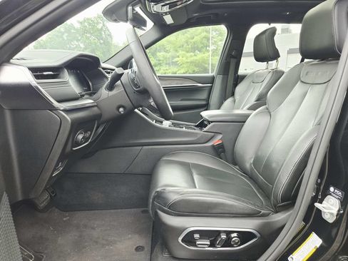 Used 2023 Jeep Grand Cherokee Overland w/ Luxury Tech Group IV AWD/4WD image 12