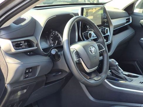 Used 2025 Toyota Highlander XLE FWD image 10