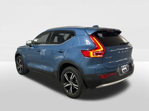 Used 2025 Volvo XC40 B5 Core image 4