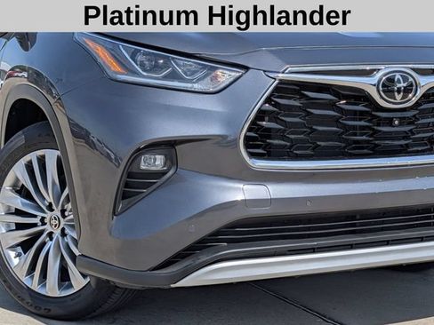 Used 2024 Toyota Highlander Platinum AWD/4WD image 3