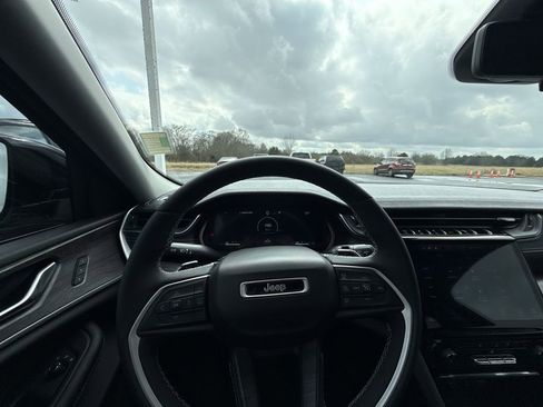 Used 2023 Jeep Grand Cherokee L Limited w/ Luxury Tech Group II image 17