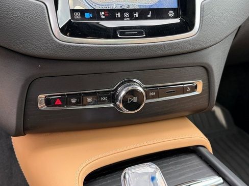 Certified 2024 Volvo XC90 B6 Ultimate w/ Protection Package Premier image 30