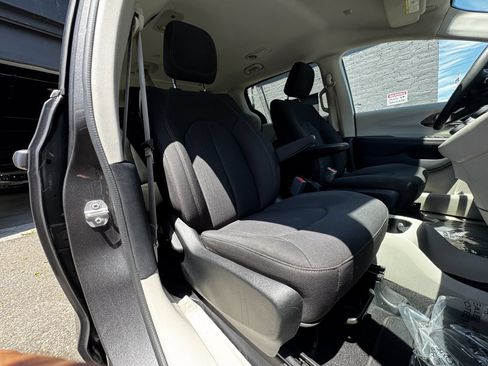Used 2017 Chrysler Pacifica Touring FWD image 21
