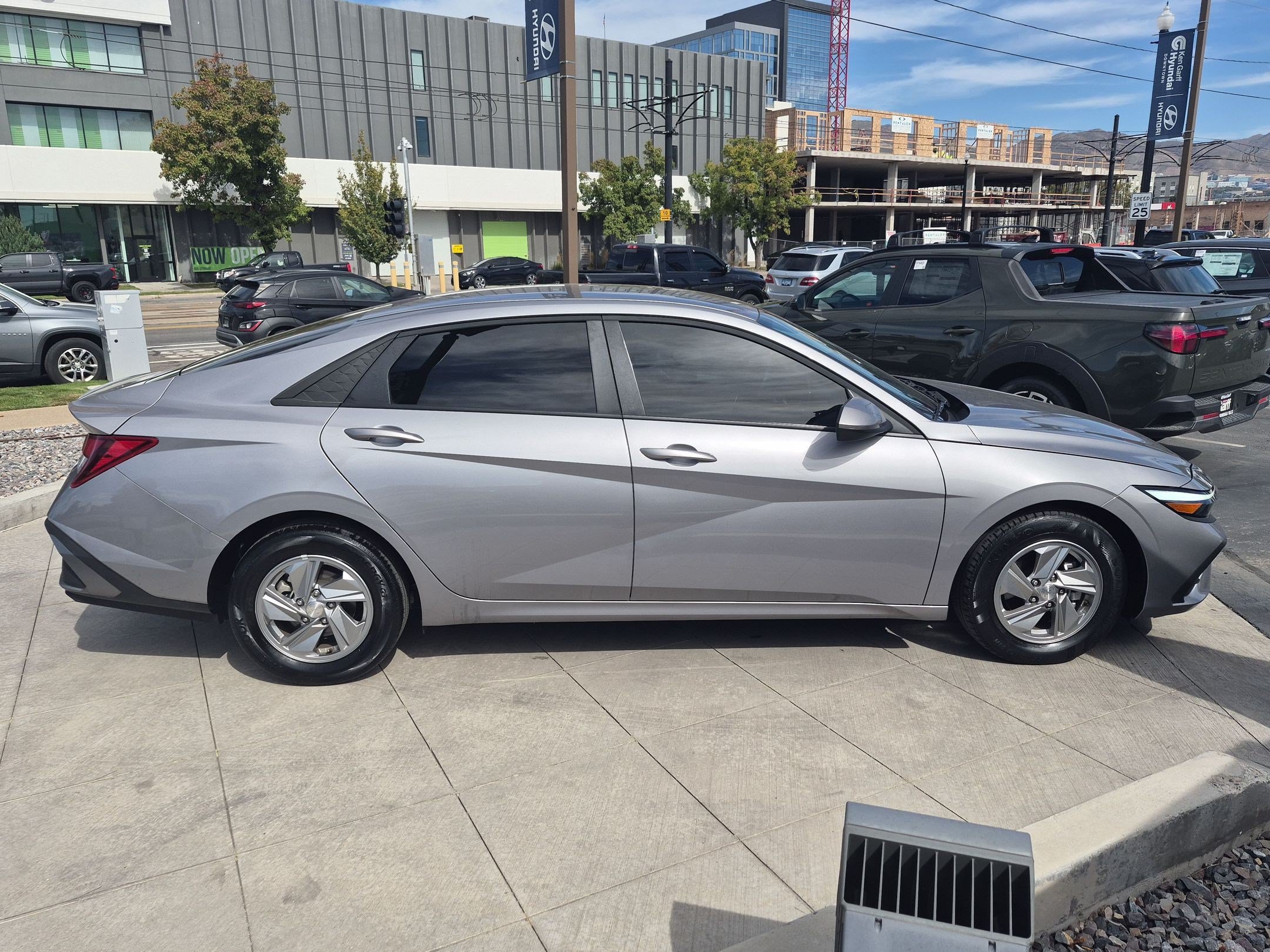 Certified 2025 Hyundai Elantra SE w/ Cargo Package FWD image 4