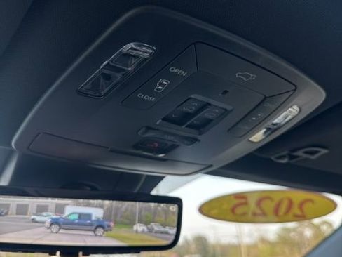 Used 2025 Toyota Sienna Platinum image 28