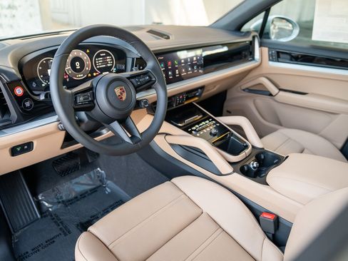 Certified 2025 Porsche Cayenne AWD/4WD image 4
