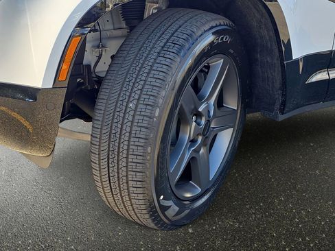 New 2026 Land Rover Defender 110 X-Dynamic SE image 33