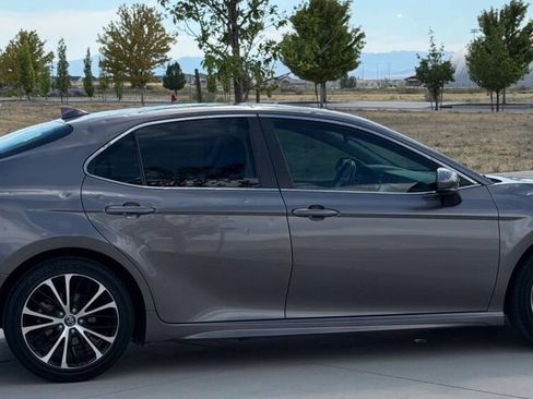 Used 2020 Toyota Camry SE FWD image 5