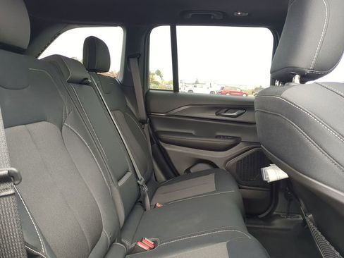 Used 2024 Jeep Grand Cherokee Laredo X image 7