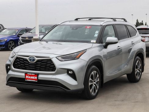 Certified 2024 Toyota Highlander XLE FWD image 3