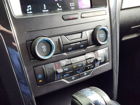 Used 2018 Ford Explorer XLT w/ Equipment Group 201A AWD/4WD image 24