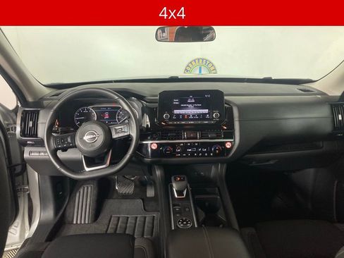 Used 2025 Nissan Pathfinder SV image 8