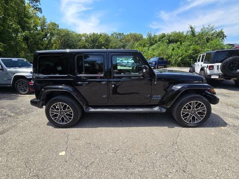Used 2023 Jeep Wrangler Unlimited Sahara AWD/4WD image 9